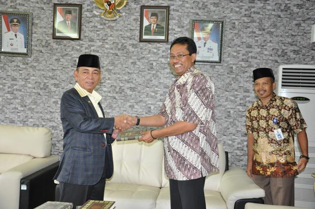 Pemkab Pelalawan Dapat Bantuan 500 Alquran dari PT AA